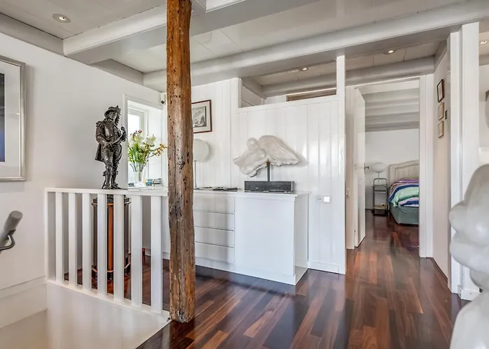 The Dutch Buoy Монникендам