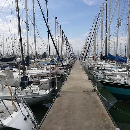 펜션 The Dutch Buoy 모니켄담